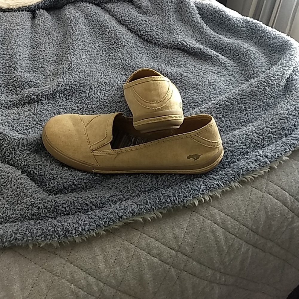 Like new condition/ canvas flats